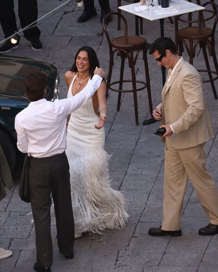lipapictures's tweet photo. 🚨DUA LIPA AND CALLUM TURNER HAVE ARRIVED AT THEIR WEDDING PARTY IN ITALY!! https://t.co/TNqmLrogEC