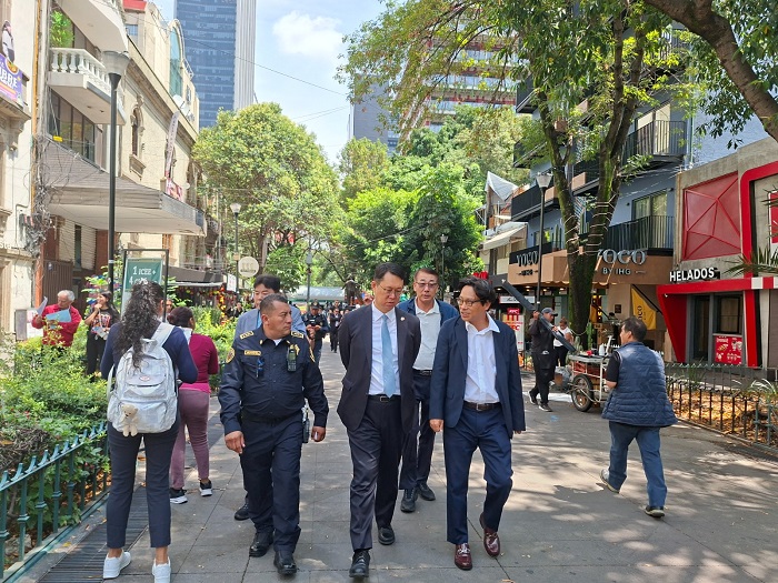 embkoreamexico's tweet photo. La Embajada de Corea visitó la zona restaurantera coreana en Zona Rosa, CDMX, para supervisar la seguridad y escuchar a la comunidad. Junto a autoridades policiales locales, se evaluaron medidas de cooperación para la protección ciudadana y la prevención del delito. https://t.co/Z9uqqwiqpH