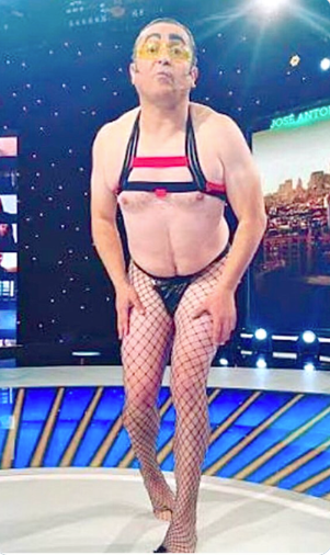 Iherreraa's tweet photo. Daniel Alcaíno, defensor de un asesino, terrorista y secuestrador, y payaso ridículo de la TV,  este es el gran referente de la izquierda criticando al gobierno de Kast. https://t.co/3FAzAAS8v7