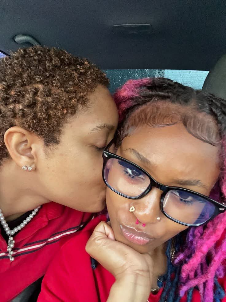 Lesbipagee's tweet photo. I like pretty girls who like girls 👩‍❤️‍💋‍👩 #wlw https://t.co/5rmRAoyV0u