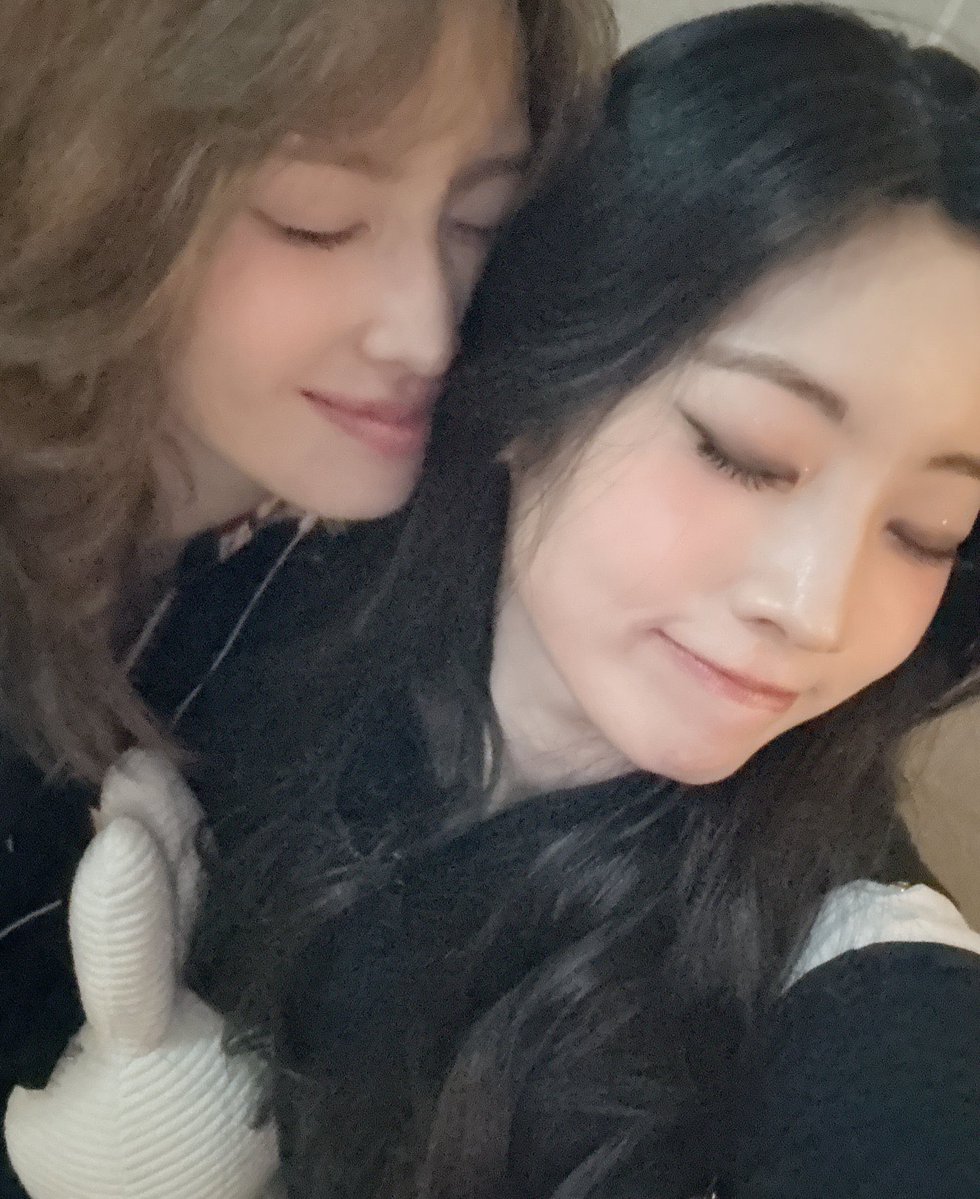tofuscard's tweet photo. a verdade que vocês tem que engolir é que quem tá reivindicando a mulher de volta É A DAHYUN, porque antes de qualquer outra, a momo sempre foi dela. https://t.co/yPazDieOQ5