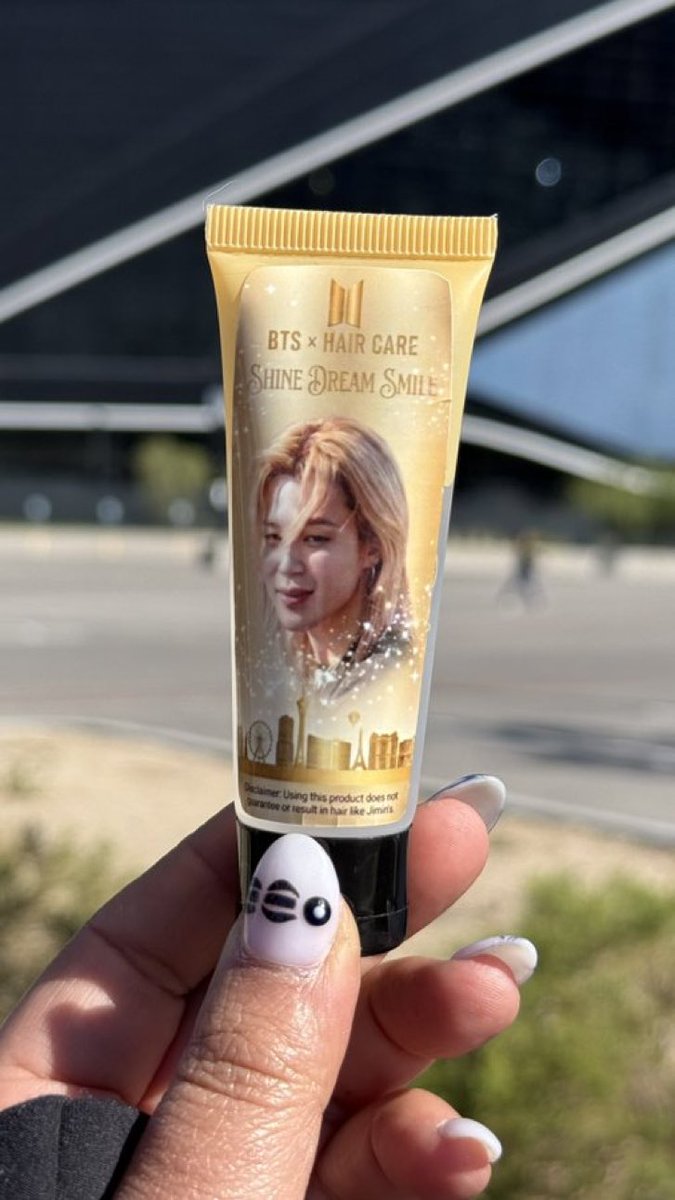alwaysborahae's tweet photo. Jimin liked and commented on this viral video featuring “Mochi Mane” shampoo which I assume is inspired by the Jimin shampoo freebies being given out at the concert, and is hilarious! 😂 
His whole team has had fun reposting it. https://t.co/uQZW99Enrb