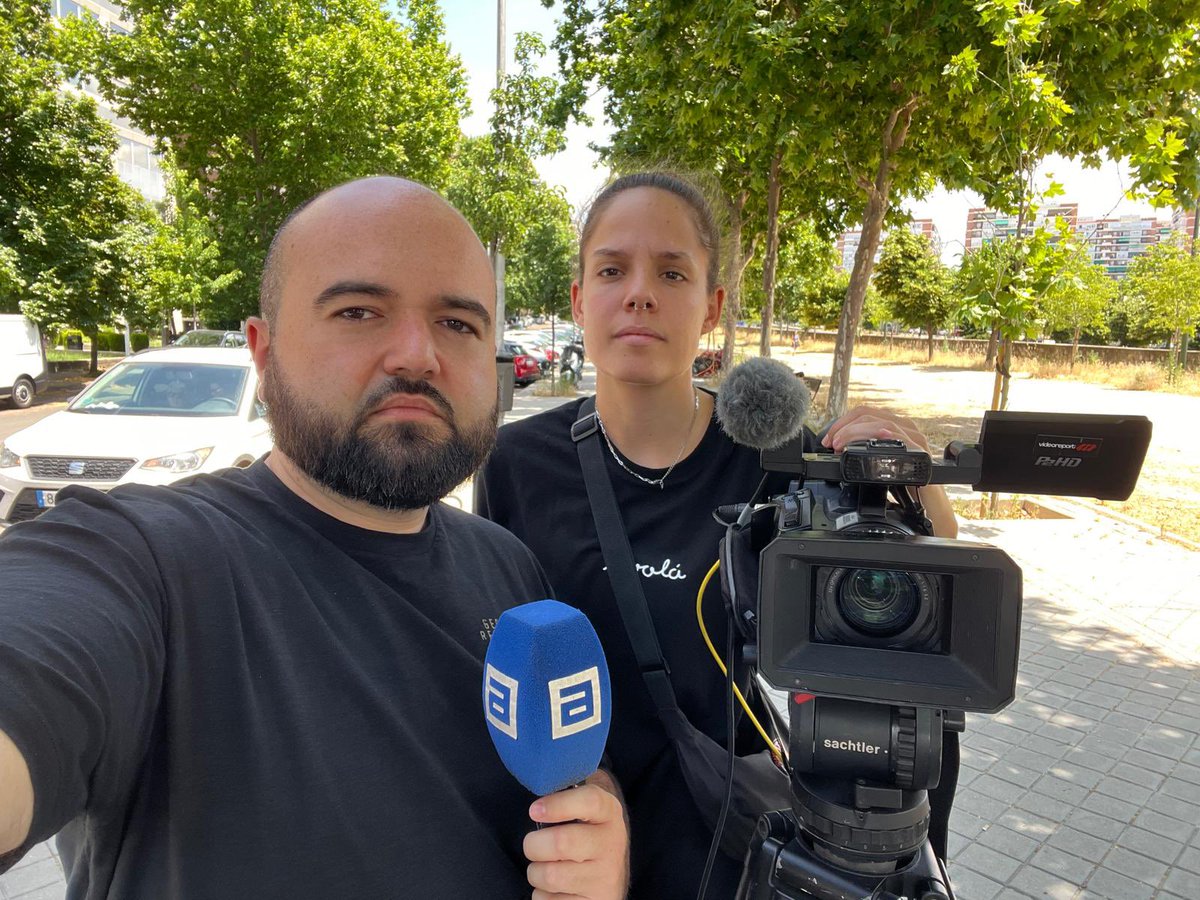 correspRTPA's tweet photo. Un viernes más los y las corresponsales de @TPAnoticias vestimos de negro para exigir mejoras sustanciales en nuestras condiciones laborales. #viernesnegrosRTPA #20añosenprecario https://t.co/AZdy7uGREI