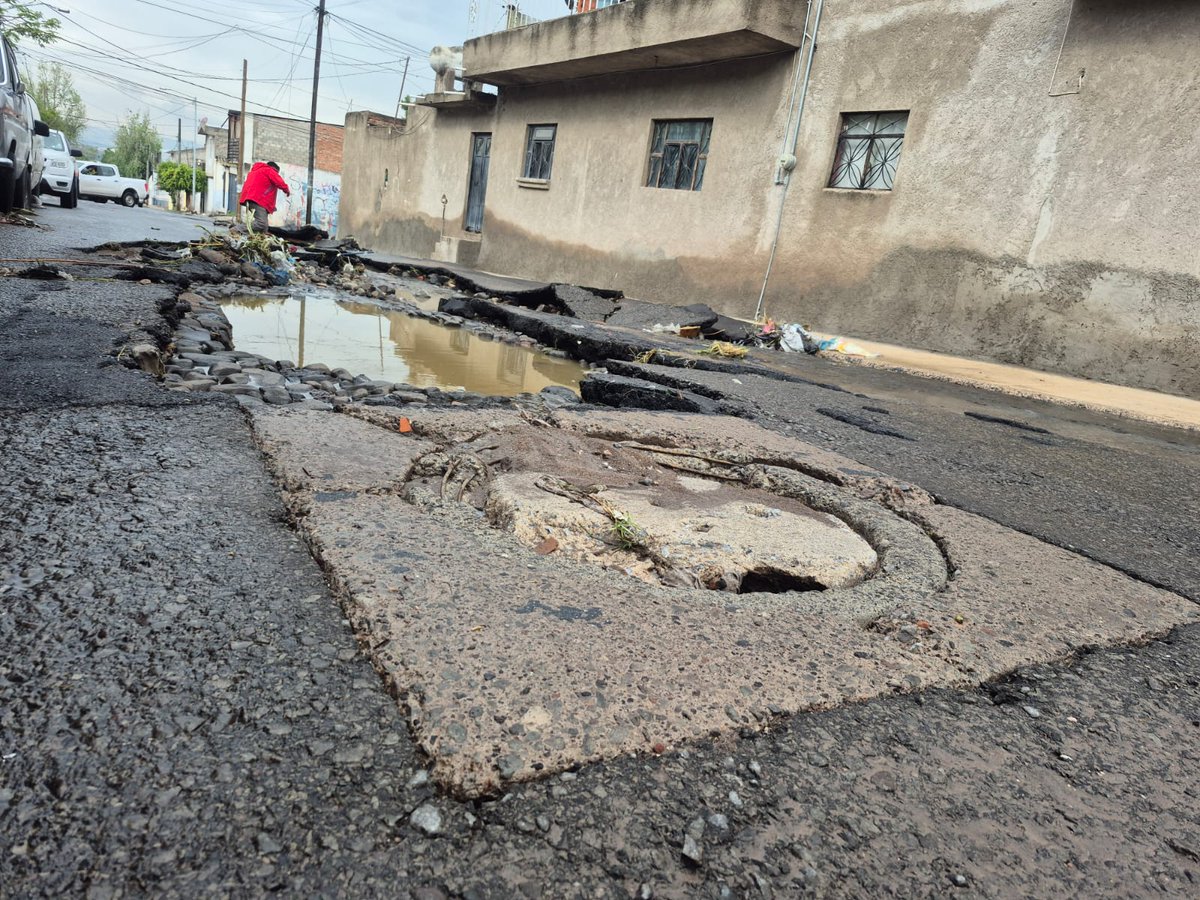 reqronexion's tweet photo. ☔ No guardes el paraguas, Querétaro

Este viernes se esperan *tormentas* en la zona metropolitana, sur y Sierra Gorda, y *chubascos* en zona centro y serrana. 

Temperaturas: de 11 a 31 °C, siendo la Sierra la más cálida. Habrá vientos ligeros a moderados.

Protección Civil pide extremar precauciones al conducir por posibles encharcamientos y deslaves. Mantente atento a los avisos oficiales.

#Querétaro #Clima #Lluvias #Tormentas #ProtecciónCivil