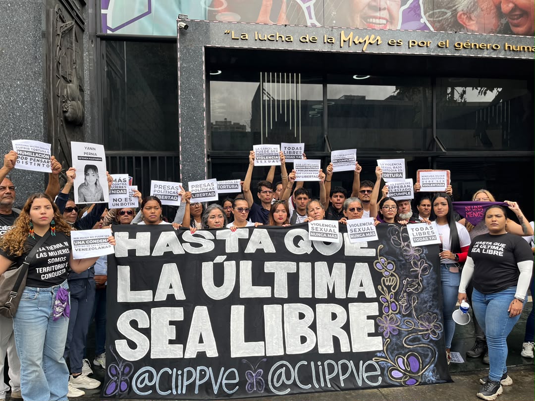 clippve's tweet photo. EN EL MINISTERIO PARA LA MUJER | Este #5Jun, activistas, familiares de presas políticas, estudiantes y la ciudadanía venezolana se reunieron afuera del Ministerio para la Mujer en Caracas para exigir el cese de la violencia sexual contra las presas políticas y demandar la libertad de todas ellas.

Ninguna mujer privada de libertad debe ser violentada bajo custodia del Estado, y ninguna inocente merece estar tras las rejas. Frente a la institución, corearon consignas como: "Estado machista, Estado opresor, defiende a las mujeres solo por televisión". Asimismo, instaron a los organismos competentes a cumplir con su responsabilidad y poner freno a estas acciones que degradan a las mujeres.

Cabe recordar que aún hay más de 80 mujeres injustamente detenidas. En las recientes excarcelaciones, las mujeres han quedado en el último eslabón, una muestra más del machismo de Estado.

Seguiremos alzando la voz por los presos y las presas políticas. Hasta que el último y la última sean libres.

¡Justicia y libertad!