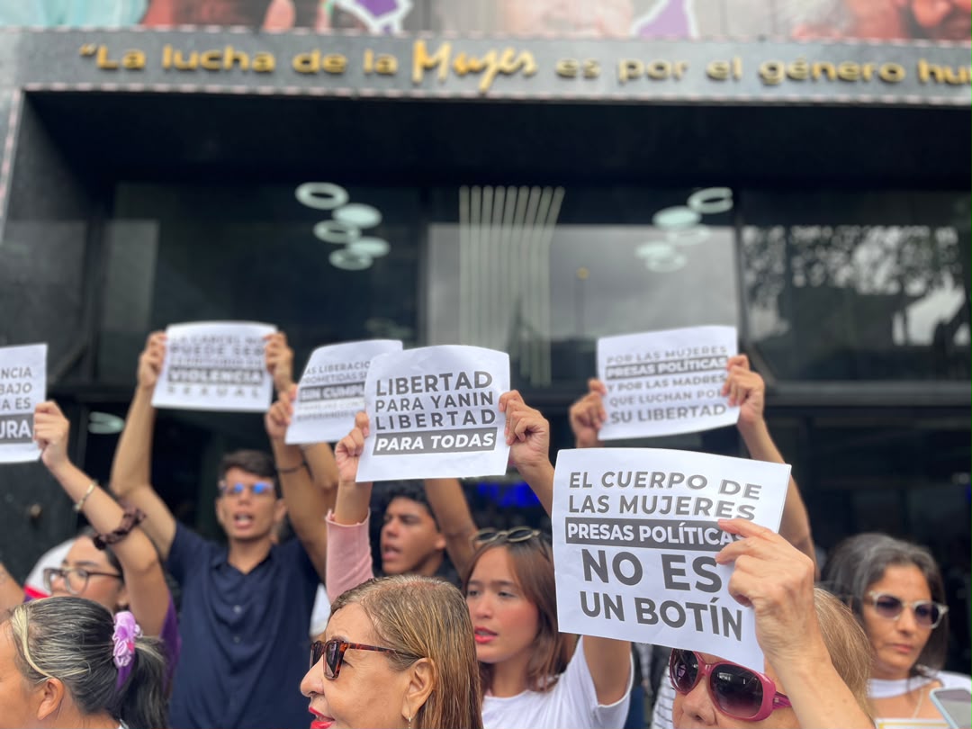 clippve's tweet photo. EN EL MINISTERIO PARA LA MUJER | Este #5Jun, activistas, familiares de presas políticas, estudiantes y la ciudadanía venezolana se reunieron afuera del Ministerio para la Mujer en Caracas para exigir el cese de la violencia sexual contra las presas políticas y demandar la libertad de todas ellas.

Ninguna mujer privada de libertad debe ser violentada bajo custodia del Estado, y ninguna inocente merece estar tras las rejas. Frente a la institución, corearon consignas como: "Estado machista, Estado opresor, defiende a las mujeres solo por televisión". Asimismo, instaron a los organismos competentes a cumplir con su responsabilidad y poner freno a estas acciones que degradan a las mujeres.

Cabe recordar que aún hay más de 80 mujeres injustamente detenidas. En las recientes excarcelaciones, las mujeres han quedado en el último eslabón, una muestra más del machismo de Estado.

Seguiremos alzando la voz por los presos y las presas políticas. Hasta que el último y la última sean libres.

¡Justicia y libertad!