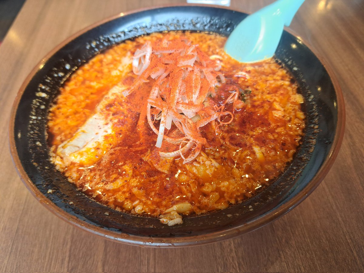 tabearukikun's tweet photo. 吟屋で昼食(6/5)
『醤油ラーメン』と『赤鬼そば初級１辛』 https://t.co/kW1HHwIiKs