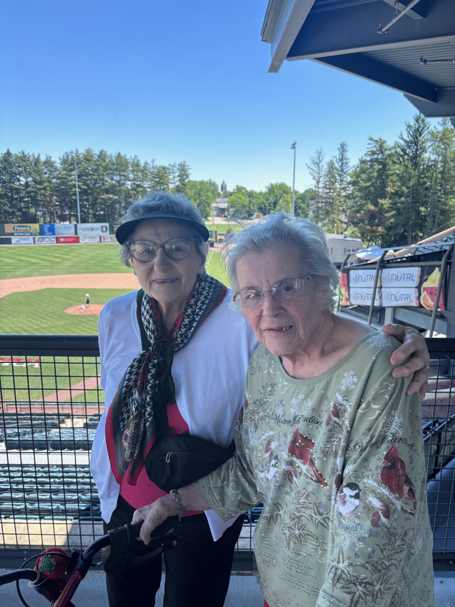 FairviewHudson's tweet photo. Take me out to the ball game!⚾️🌭The Inn enjoyed a beautiful day cheering on the @SilverKnightsNH as they took on the New Britain Bees. The sunshine, player meet-and-greets, and classic ballpark franks made it a home run of a day!💙 https://t.co/Z7YS6pxlJE