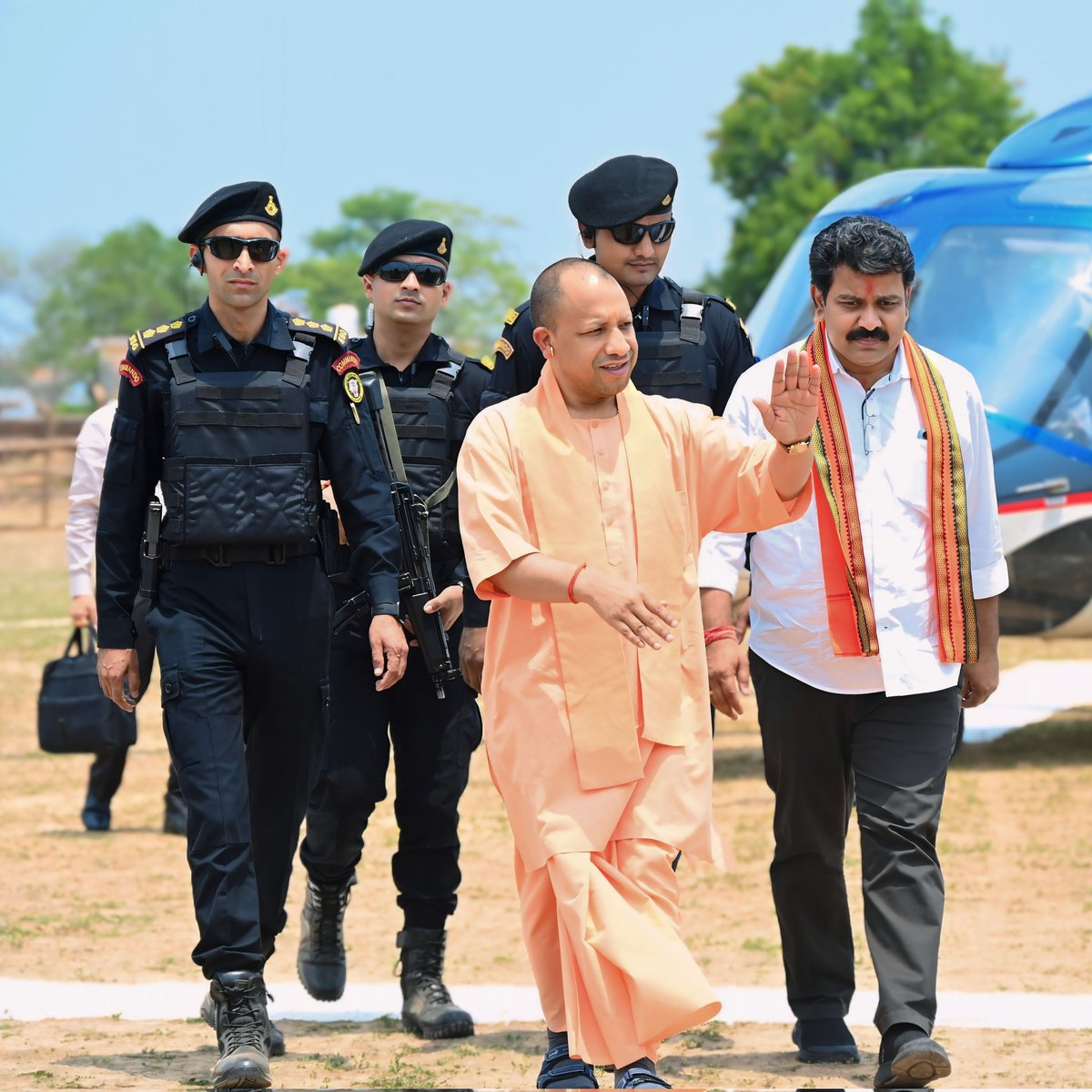 VISHALSINGH0197's tweet photo. कर्मठता के प्रतीक, उत्तर प्रदेश के माननीय मुख्यमंत्री श्री @myogiadityanath जी को जन्मदिवस की आत्मीय बधाई।
ईश्वर से आपके उत्तम स्वास्थ्य और दीर्घायु की प्रार्थना है। https://t.co/xOIgq4zkiG