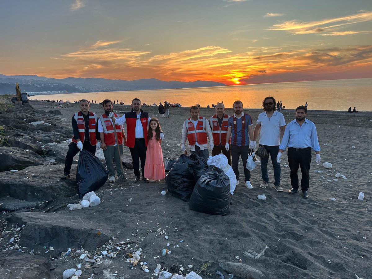 sportahisar's tweet photo. 5 Haziran Dünya Çevre Günü dolayısıyla İlçe Teşkilatımız ile birlikte sahilimizi temizledik. 

Çocuklarımıza daha yaşanabilir bir dünya bırakmak istiyorsak; denizlerimizi, sahillerimizi, ormanlarımızı ve tüm doğal güzelliklerimizi korumak zorundayız.
@BurakTurhan061 https://t.co/5CnVlcETmH