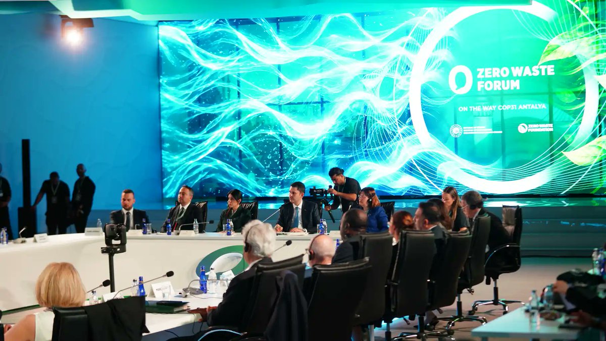 NextPusula's tweet photo. Bakan Kurum, Sıfır Atık Forumu COP31 Bakanlar Diyaloğu Toplantısı’nda Konuştu

🔹 “Sıfır Atık Küçük Niyetlerle Başlayıp Bugün Devasa Bir Projeye Dönüştü”

🔹 “Dünyada Birçok Ülkenin Kabul Ettiği Sıfır Atık Projesi, COP31 Gündemimizde de Yer Alıyor”

🔹 “COP31’in 10 Eylem Gündemine İlişkin Hedefleri Bonn’da Açıklayacağız”

🔹 “Bütün Ülkelerin Bu Yıl Sonuna Kadar Ulusal Katkı Beyanlarını Vermesini İstiyoruz”