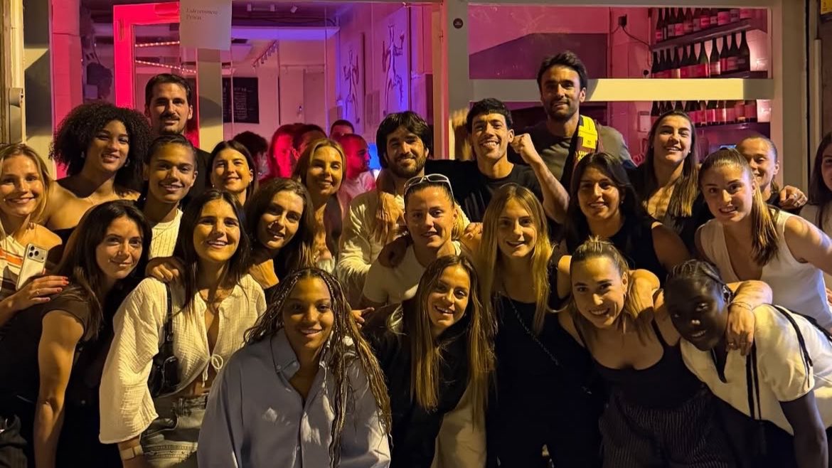 aleputellas's tweet photo. not saying family for an entire minute challenge https://t.co/9VDqlve4Di