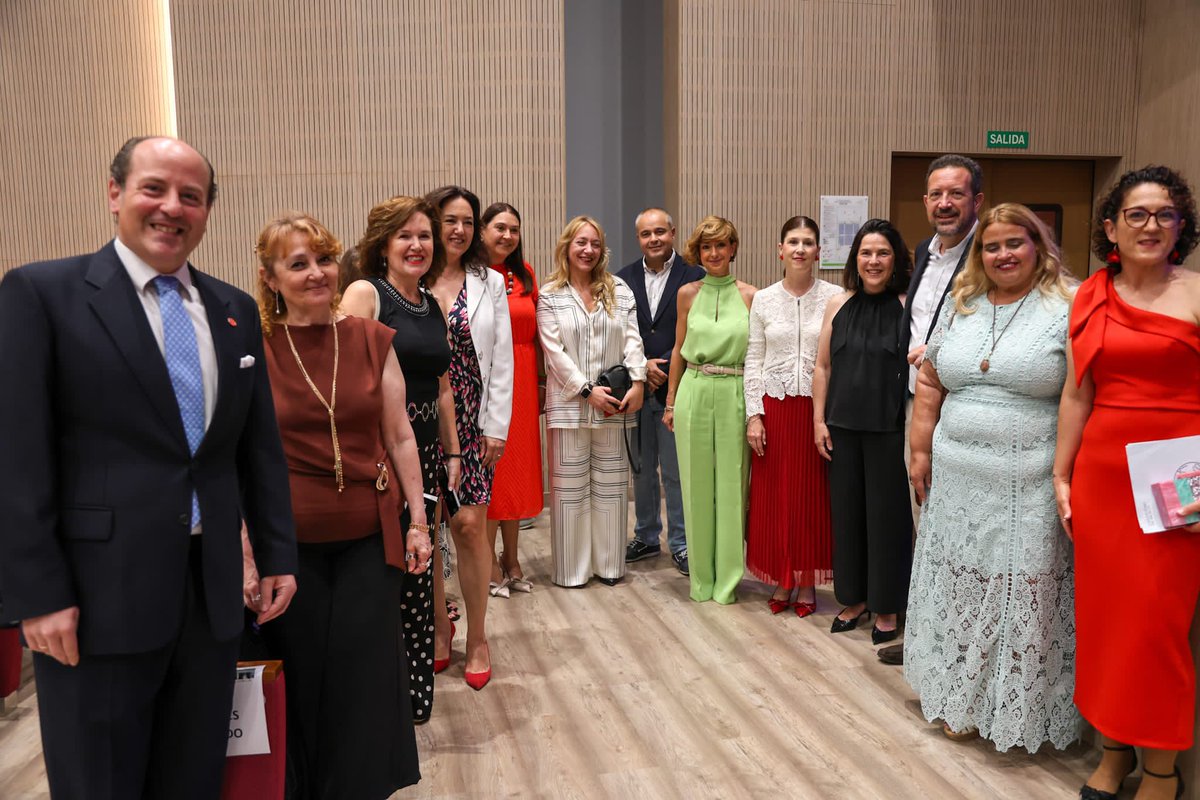 AytoLorca's tweet photo. 📚🎓 Acto de Graduación de la XIII Promoción de Enfermería-Facultad de Ciencias Sociosanitarias.

👏🏻 Desde el Ayuntamiento de Lorca felicitamos a todos los graduados y graduadas que hoy culminan una etapa de esfuerzo, dedicación y vocación de servicio. Su compromiso con el cuidado de las personas representa uno de los valores más importantes de nuestra sociedad.

Les deseamos el mayor de los éxitos en esta nueva etapa profesional y personal, convencidos de que llevarán el nombre de Lorca y de su universidad allí donde desarrollen su labor.

¡Enhorabuena, promoción 2021-2025!