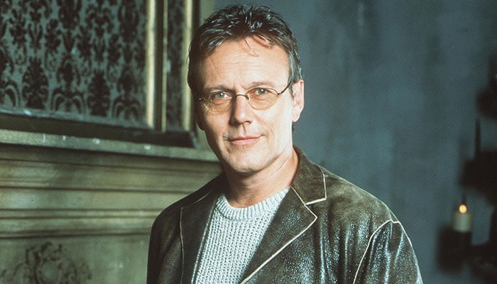 YGKere's tweet photo. L'acteur Anthony Head est décédé à l'âge de 72 ans. A jamais Rupert Giles, génial bibliothécaire de la série Buffy contre les Vampires pendant 121 épisodes, personnage iconique de mon adolescence. On l'avait vu plus récemment dans Ted Lasso. RIP :( https://t.co/48hSEfDLYm
