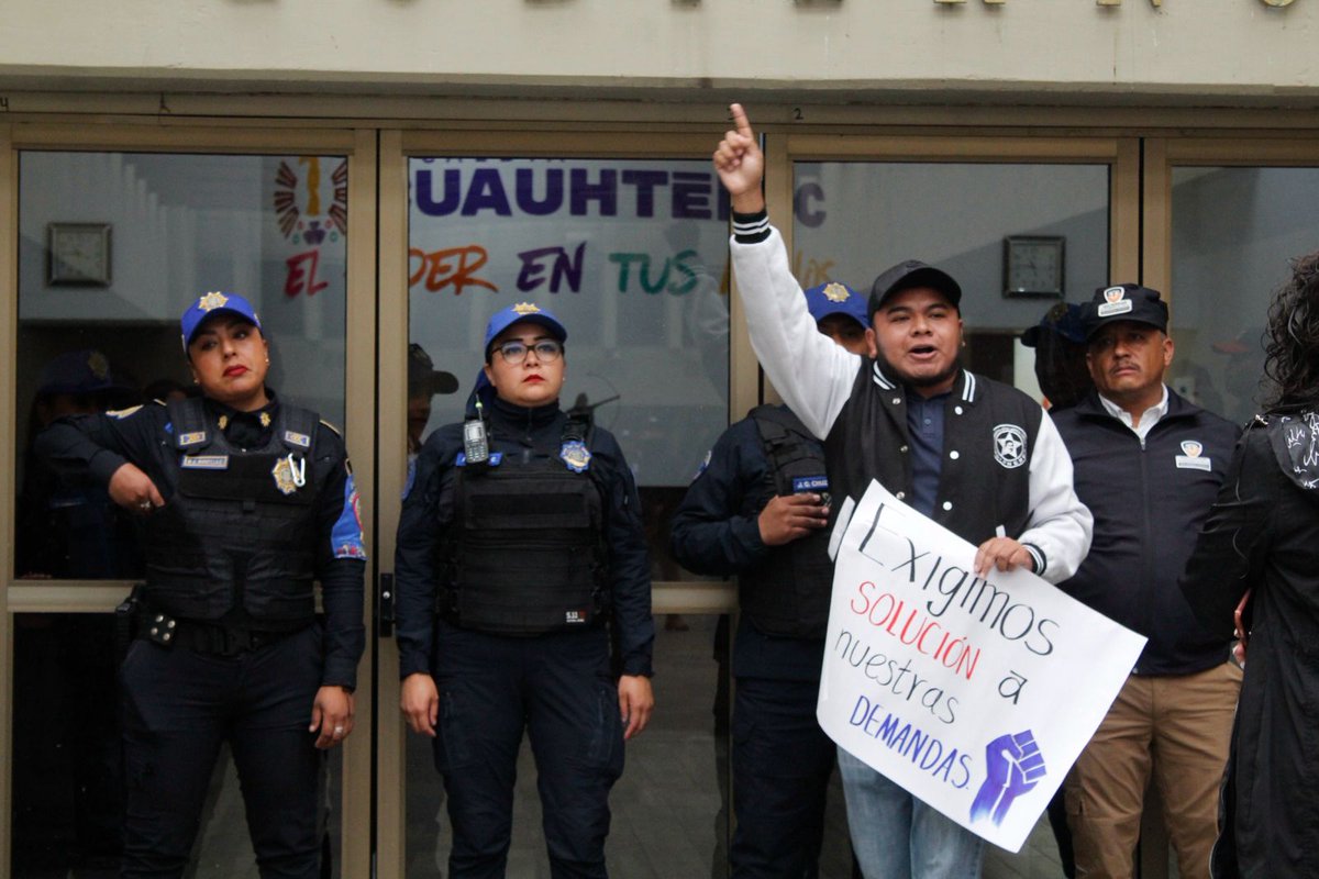 CNECALMECAC's tweet photo. La alcaldesa @AlessandraRdlv se niega al diálogo mientras las demandas de los estudiantes siguen sin resolverse. ¡Exigimos solución ya! @AlcCuahtemocMx #AlessandraEnemigaDeLaEducación 😡📚 https://t.co/iIQuSW3La9