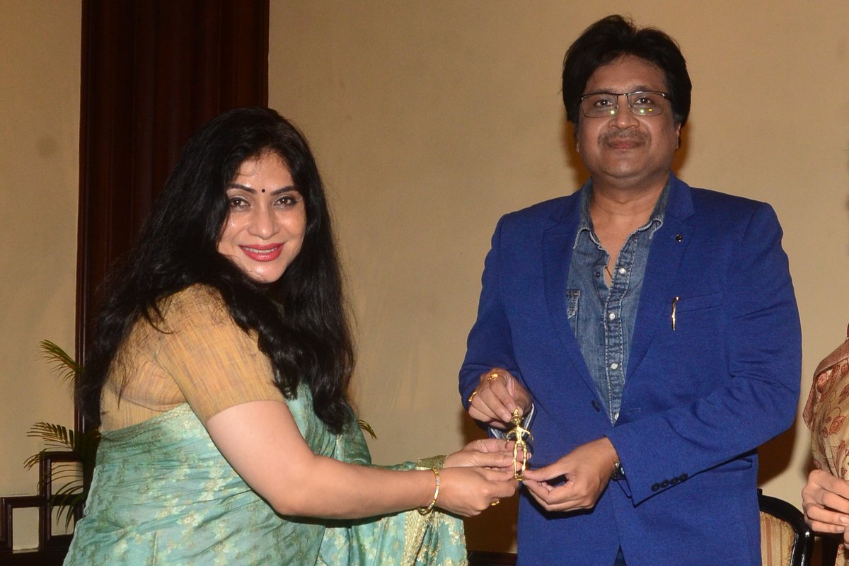 FoundationPK's tweet photo. Glimpses from a memorable edition of An Author’s Afternoon featuring civil servant, novelist, and poet Mukul Kumar in conversation with academic and writer Sanjukta Dasgupta.

Graciously hosted at Taj Bengal, the evening commenced with a warm welcome by Esha Dutta, Honorary Convenor of North East Affairs and Ehsaas Woman of Kolkata, who also delivered the closing remarks. Aparna Banerjee Paul, Area Director – PR and Marketing, Taj Hotels, felicitated the author and conversationalist with exquisite Dokra artefacts, lending a touch of tradition to the enriching literary gathering.

The evening concluded with Mukul Kumar signing copies of his books for members of the audience, making for a warm and memorable close to the session.

@mukulkumar_mk @EshaDutta14 @authorafternoon @TajBengal 

#SanjuktaDasgupta #AparnaBanerjeePaul #Kolkata #PrabhaKhaitanFoundation #LiteraryEvent