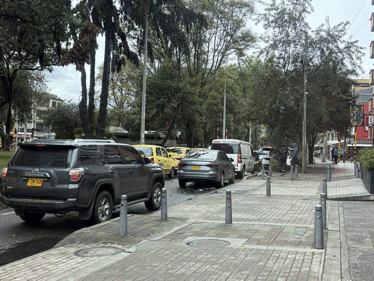 Forever7925's tweet photo. Los mal parqueados todos los días en Cra 24 Cll 40 frente a Bancos, restaurantes, junto al semáforo, junto al CAI la Soledad @PoliciaBogota #SalvajesenLaVia 5/6/26 12:14, placas FZM368, FXO433 @SectorMovilidad @BogotaTransito @JD_Quinteror @teusaquillo13 https://t.co/OFjr7gCWEe