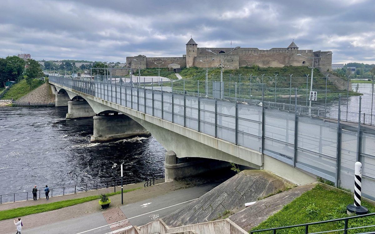 Pillandia's tweet photo. International bridge and Narva River embankment in Narva city (Estonia 🇪🇪, foreground).
Jaanilinn (Muscovy 🇷🇺) is in the opposite bank.
📸: 2025.
https://t.co/Pyty3XTytb
#Eesti #Eestimaa #Estonia #Virumaa #Narva #Inkeri #Ingeri #Border #Grenze #Riigipiir #Muscovy #Moscovia https://t.co/6uC85CsfMH