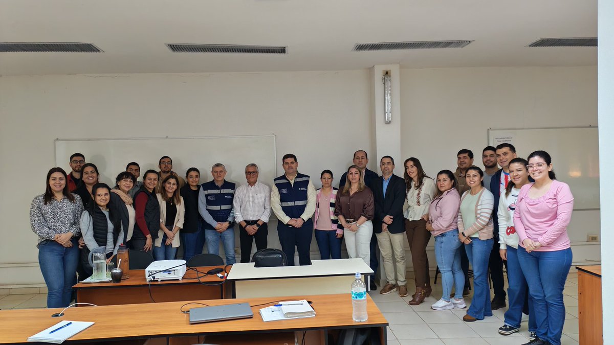 SENACSA's tweet photo. CHARLA SOBRE “LA SITUACIÓN ACTUAL Y PERSPECTIVAS DEL PROGRAMA DE FIEBRE AFTOSA EN PARAGUAY Y LA REGIÓN”

El presidente del SENACSA, Dr. José Carlos Martin presentó una charla sobre “Situación actual y perspectivas del Programa de Fiebre Aftosa en Paraguay”, “La región y políticas de Estado en Sanidad Animal y acciones del SENACSA”.

La charla fue dirigida a alumnos de la clase de la asignatura de Epidemiología Especial y Análisis de Riesgo del cuarto módulo del curso de la maestría en Sanidad Animal.

La jornada se llevó a cabo en la sede de la Facultad de Ciencias Veterinarias de la Universidad Nacional de Asunción, y contó con la presencia del director general de la DIGESIT, Dr. Víctor Maldonado, técnicos de la institución y estudiantes de la FCV-UNA.