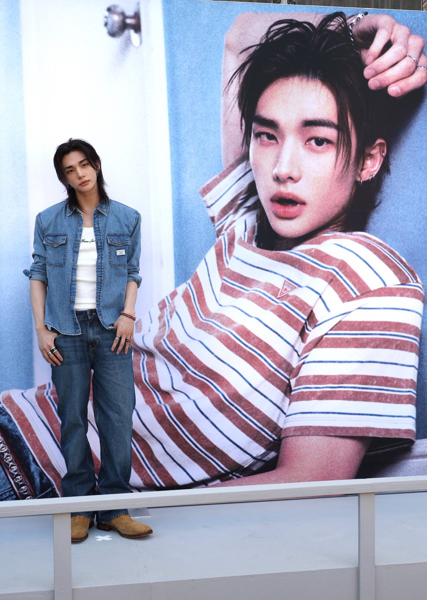 MTVUK's tweet photo. Hyunjin looking DREAMY in denim for the GUESS Jeans photo call in California 💙 #HYUNJIN_GUESSJeansMelrose https://t.co/VyotPjpSRt