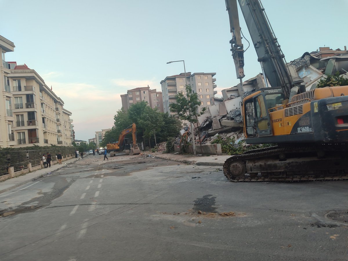 coskunil's tweet photo. Burası bu saatte  bir anda  yıkıldı, @IBBcozummerkezi @ibbzabita @EmniyetGM arandı hiçbiri olayla ilgileenmedi, 4440939 numara arandı bizimle ilgisi yok imar müdürlüğü ilgileniyor dendi @imarmudurlugu izin vermiş buraya bakan imar müdürüne sağlam küfür ettim. https://t.co/KRRQkUX7FN