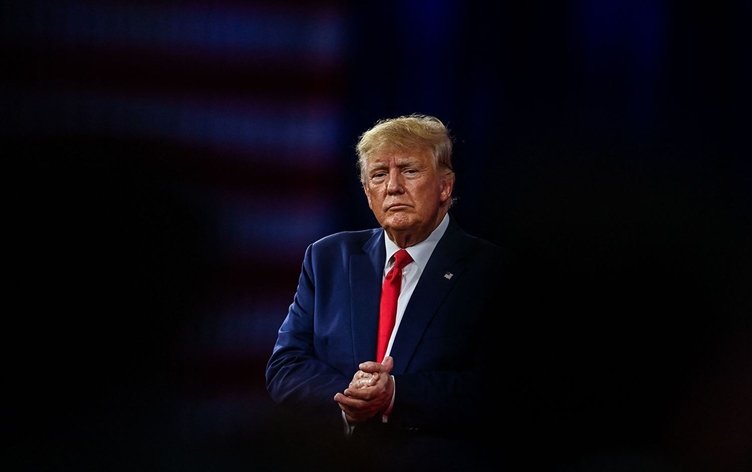 ihsankacarr's tweet photo. New York Times'ten Trump'a #Kürtler çağrısı... 

New York Times yazarı Stephen Mansfield, son dönemde Kürtler hakkında ortaya atılan iddiaların yanlış olduğunu belirterek ABD Başkanı Trump’a seslendi: “Kürtleri anlamamızın zamanı geldi.”
Stephen Mansfield, ABD’nin Kürt politikası ve Kürtlerin Ortadoğu’daki rolüne ilişkin bir podcast hazırladı.
Kürtler üzerine uzun yıllardır araştırmalar yapan Mansfield, podcastte son dönemde Kürtler hakkında ortaya atılan iddialara da değindi.

“Kürtler hakkındaki iddialar asılsız ve abartılı”

ABD Başkanı Trump’ın, “Kürtlerin silahları bize geri vereceğini düşünmüştük ama onlar bizi hayal kırıklığına uğrattı” şeklindeki ifadelerini “asılsız ve abartılı” olarak nitelendiren Mansfield şunları söyledi:
“Son zamanlarda Kürtler hakkında birçok iddia ve tartışma duyuyorsunuz. Bu durum beni rahatsız ediyor çünkü söylenenlerin çoğu doğru değil. Son on yıllarımın büyük bölümünü Washington’daki insanlara Kürtlerin kim olduğunu, kim olmadığını, neyden sorumlu olup olmadıklarını anlatarak geçirdim. 

#Trump yönetimi döneminde bunun tamamen yeni bir seviyeye ulaşması ise sinir bozucu oldu. Çünkü son dönemde Kürtler hakkında duyduğunuz pek çok şey doğru değil.”
Kürtlerin Ortadoğu’da önemli bir aktör olduğuna dikkat çeken Mansfield, Trump’a çağrıda bulunarak şunları söyledi:
“#Kürtlerin kim olduklarını, Amerika için ne anlama geldiklerini ve Ortadoğu’da neden hâlâ bu kadar önemli olduklarını doğru anlamak gerekiyor. Çünkü Kürtler her zaman sadık müttefikler oldular. Yanımızda savaştılar. Ve artık onları anlamamızın zamanı geldi.”