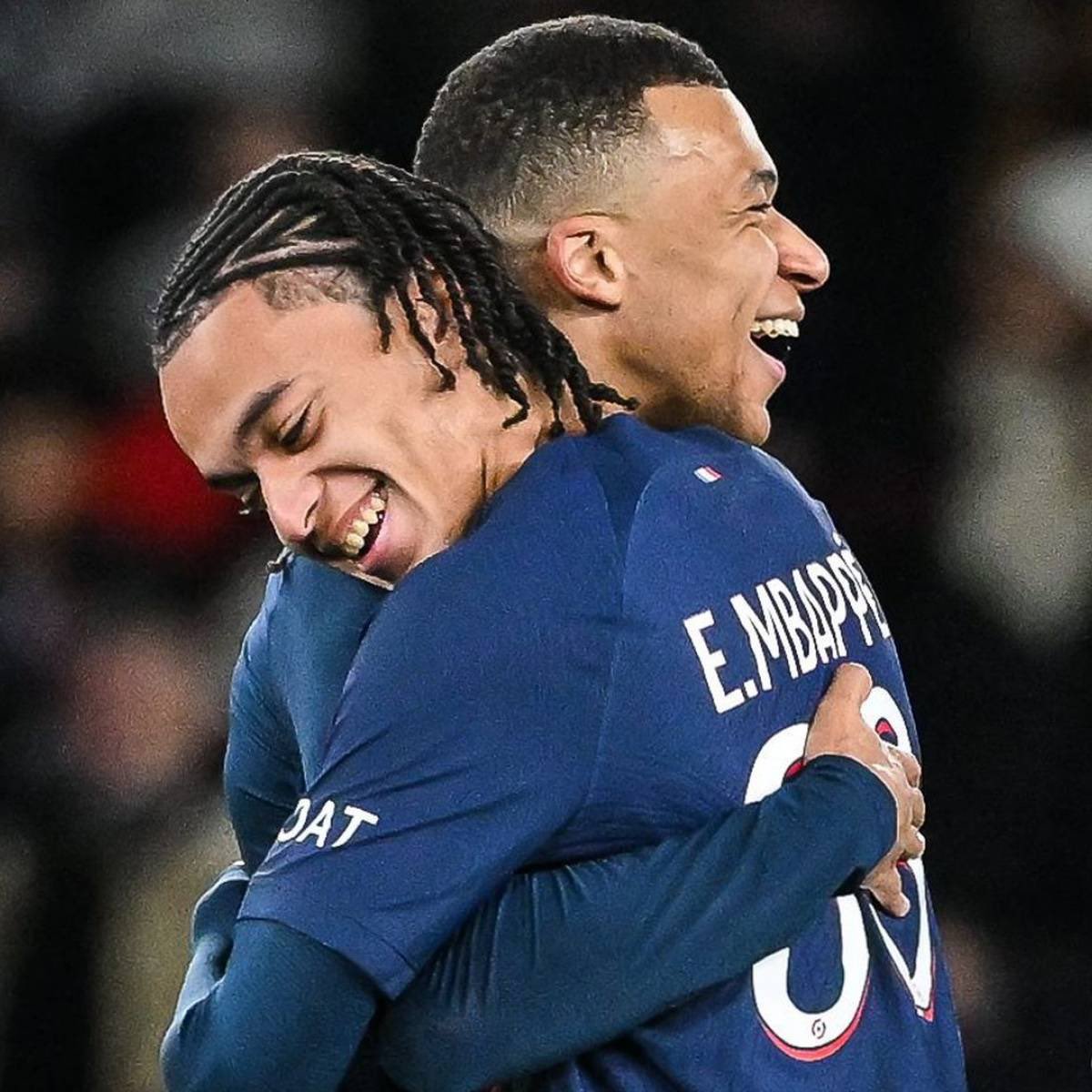 ActuFoot_'s tweet photo. 🚨 Kylian Mbappé 🇫🇷 : « Des joueurs que je regardais en étant petit, mon frère, lui, les a vus en fin de carrière. 👀

POUR LUI Y’EN A PLEINS DE FINITOS alors que POUR MOI C’ÉTAIT DES TOPS JOUEURS ! 😁

Je lui disais : "MAIS T’ES MALADE OU QUOI ?" 🤣

Il faut arrêter sa carrière au bon moment. Mon frère c’est un 2006, il n’a pas vu le premier passage de Cristiano Ronaldo 🇵🇹 à Manchester United par exemple. » 🤩

Le Kyks sans langue de bois c’est à retrouver sur la chaîne YouTube de Sorare. 😁