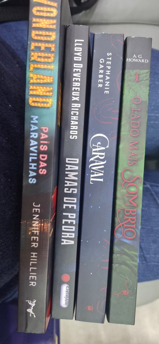 cedrichpuff's tweet photo. ✨️ success story!!

os livros da minha wishlist estavam por 20 reais na feira do livro no shopping 🥹🥹 https://t.co/y3CaUlslti