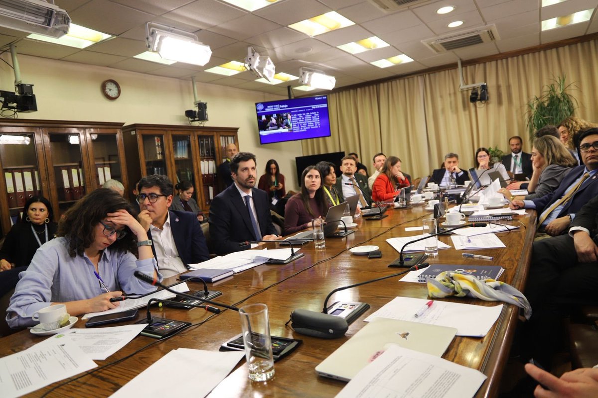 colmedchile's tweet photo. [#ResumenSemanal] Nuestra presidenta, Dra. Anamaría Arriagada, expuso ante la Comisión de Trabajo y Seguridad Social de la Cámara de Diputadas y Diputados sobre el proyecto que modifica el Código del Trabajo en materia de licencias médicas. Como COLMED, reafirmamos que el fraude debe ser perseguido y sancionado, pero siempre resguardando la confidencialidad de la información clínica, el debido proceso y la protección de los derechos de las y los trabajadores.