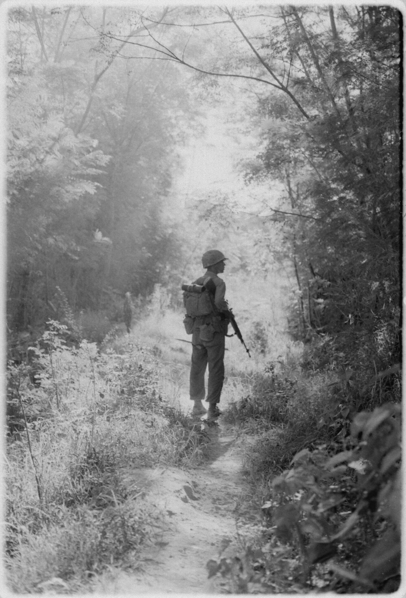 VoicesfromNam's tweet photo. Vietnam....A Marine walking point for his unit during Operation Macon moves slowly, cautious of enemy pitfalls. https://t.co/SFt9EQCdmM