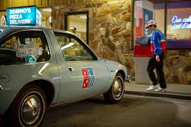 MntTimo's tweet photo. @AquelaLara curiosidade.

a dominos tinha um slogan de que "se a pizza não chegar em meia hora, você não paga." 

mas quem pagava era o entregador, por isso eles barbarizavam no transito, devido aos casos recorrentes de acidentes causados por esses motoristas, um juiz baniu a promoção. https://t.co/e6xSUEqmH7