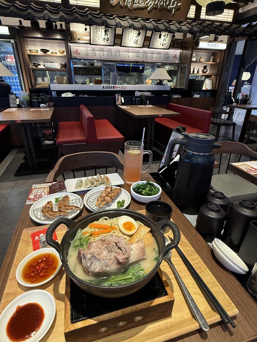 Aria_Le3wis's tweet photo. どんぶりに収まりきらないほど大きな骨付き肉がのった、超特大ラーメンです！ https://t.co/HXZg3DQ13C