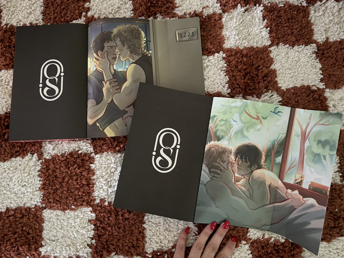 ceciliasrose's tweet photo. I’m giving away a Portuguese limited editions of Heated Rivalry and The Long Game!!

These come in a pack of two, both with sprayed edges and character art (hr is based off the show/hudson and connor).

To enter:
- rt
- comment what scene you want in season 2
- follow for an extra entry

Open internationally but outside of the US must cover shipping 🫶