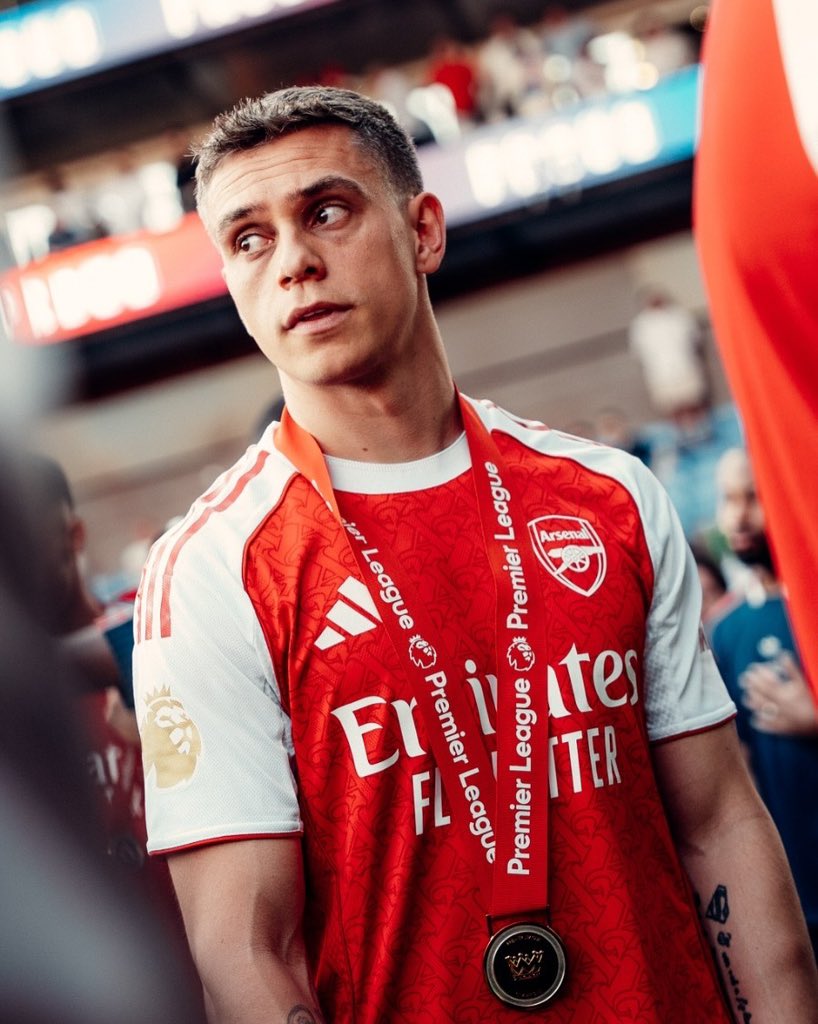 AFCI4I's tweet photo. 🚨

( @JoshuaharrisonH )

مارتينيلي وتروسارد يواجهان خطر الخروج من أرسنال هذا الصيف.

إدارة النادي تسعى للتعاقد مع جناح جديد، ما قد يفتح الباب أمام رحيل أحدهما أو حتى كليهما. https://t.co/9t4kbhS2P9