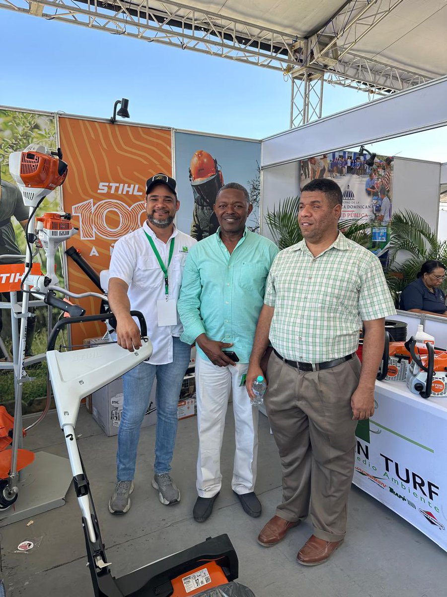 stihlrd's tweet photo. 🥭✨ Seguimos viviendo la experiencia de la Feria del Mango 2026.
En este tercer día, en STIHL continuamos recibiendo a clientes, productores y visitantes que se acercan a conocer nuestras soluciones para el trabajo agrícola y el mantenimiento de áreas verdes.

Además, tuvimos el honor de recibir la visita de la Reina de la Feria, quien compartió con nuestro equipo en un ambiente de celebración y orgullo por una de las actividades agrícolas más importantes del país.

¡Gracias a todos los que nos han acompañado! Los esperamos para seguir compartiendo innovación, potencia y confianza para el trabajo de cada día.

@juantomasdiazi