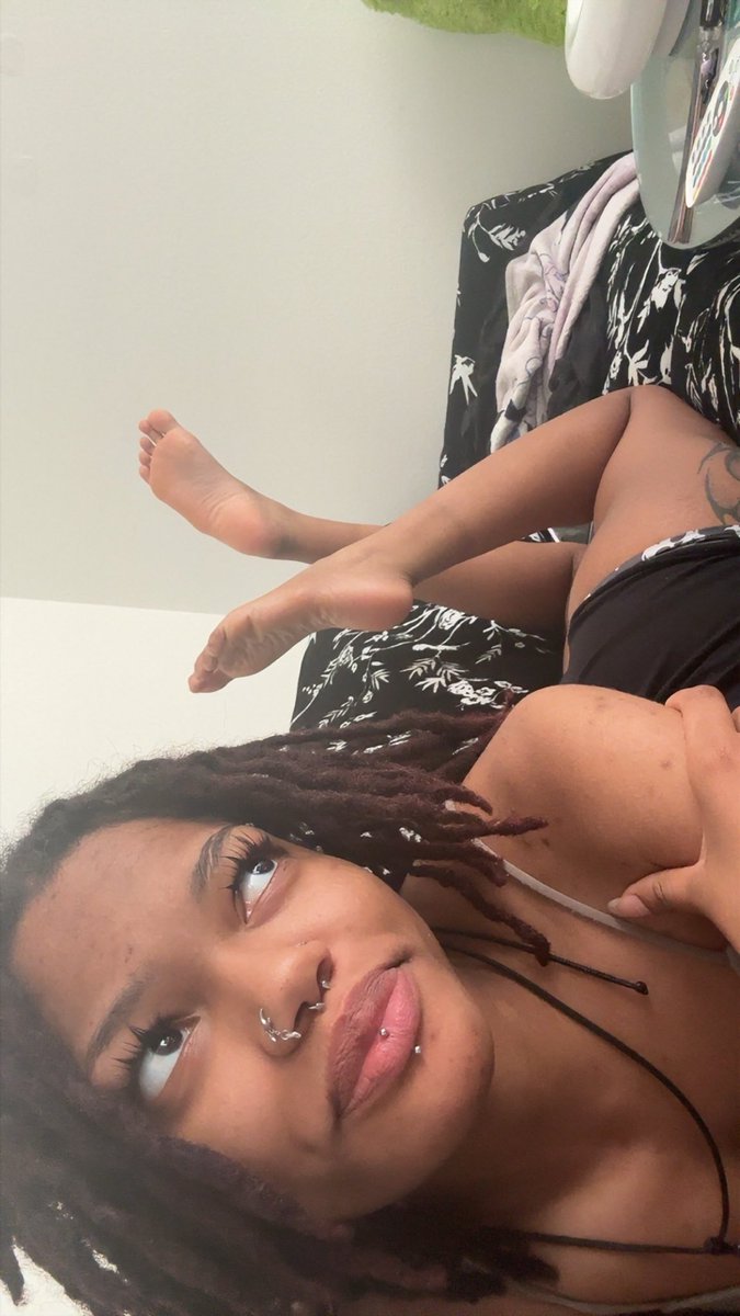iPrincessVelvet's tweet photo. Free for custom pics and vids today- prices pinned on my profile 👣

• feet • soles • customs • goddess • findom • footslave • https://t.co/IdbfWIX86P