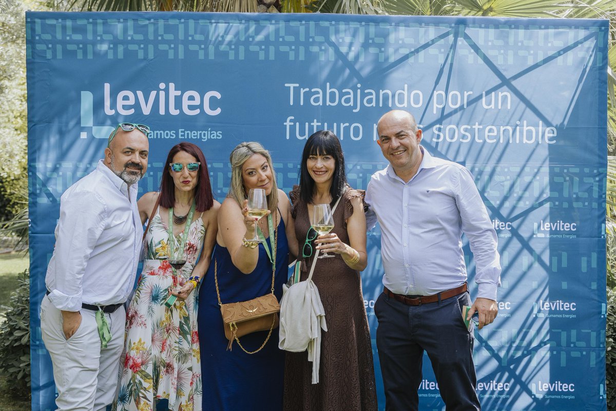 levitec_'s tweet photo. y, por supuesto, rendir un merecido homenaje a los compañeros que se jubilan, a los empleados ejemplares y a todos los que demuestran cada día lo que significa el compromiso Levitec. https://t.co/eYd0C8bh1P