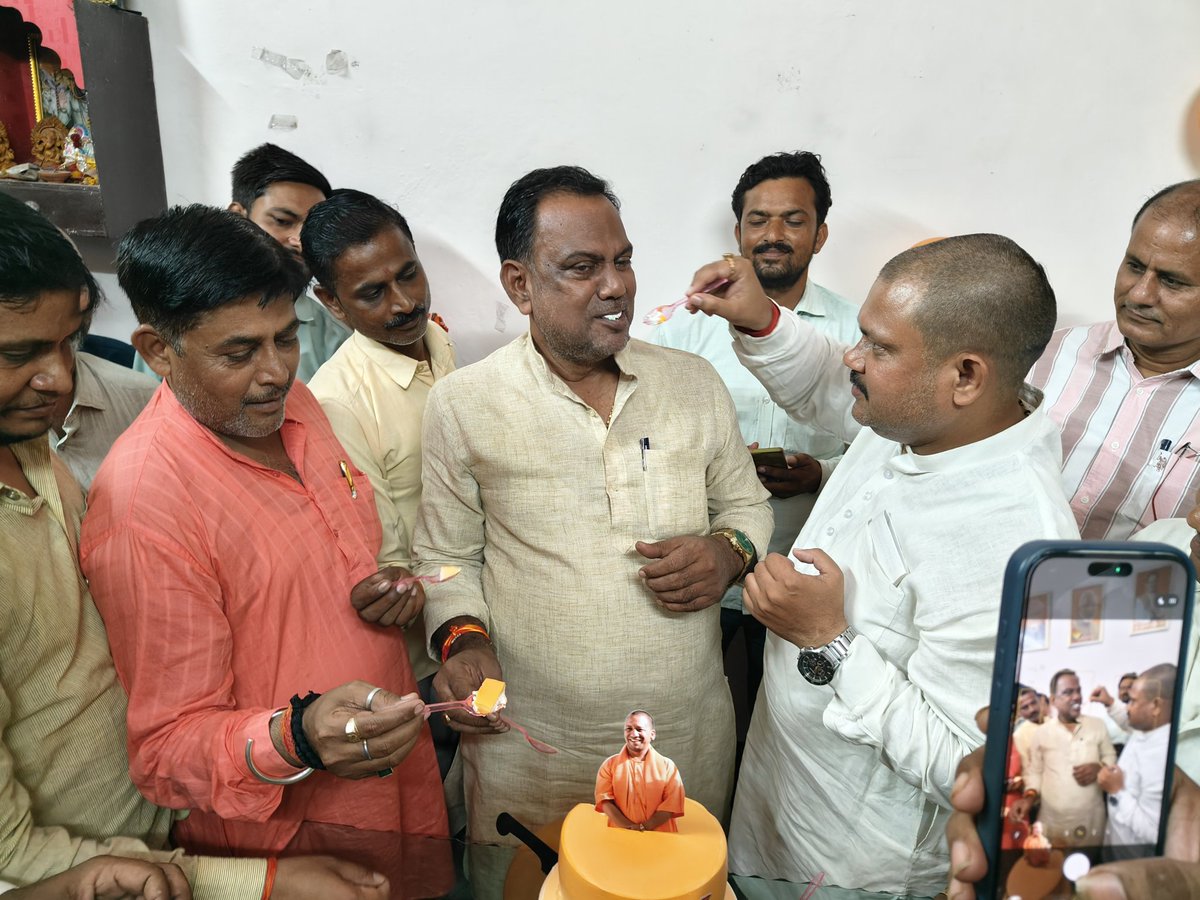 SudhakarshuklaB's tweet photo. विधायक बिसवा श्री निर्मल वर्मा जी के पुरैनी गंज स्थित आवास (कार्यालय) पर सबका साथ-सबका विकास के मूलमंत्र को चरितार्थ करते हुए उत्तर प्रदेश को उत्तम प्रदेश बनाने के लिए संकल्पित मा. मुख्यमंत्री श्री @myogiadityanath    जी का जन्मदिवस पार्टी के कार्यकर्ताओ के साथ मनाया गया! @BJP4UP https://t.co/a5bzhY0V8x