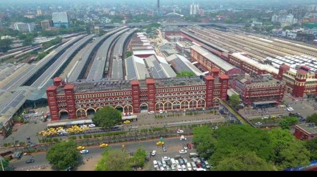 InfraAddaofWB's tweet photo. 🚉 𝗔 𝗪𝗢𝗥𝗟𝗗-𝗖𝗟𝗔𝗦𝗦 𝗧𝗥𝗔𝗡𝗦𝗣𝗢𝗥𝗧 𝗛𝗨𝗕 𝗙𝗢𝗥 𝗛𝗢𝗪𝗥𝗔𝗛?

Speaking recently, BJP leader Rakesh Singh outlined a vision to transform the Howrah Station precinct into a fully integrated multimodal transport hub.

His vision includes bringing together:

🚆 Long-distance Rail
🚉 Suburban Rail
🚇 Metro
🚌 City & Intercity Buses
🚖 Taxis
🛺 Autos & E-rickshaws
⛴️ Ferries
🚗 Multi-level Parking
🚶 Modern Passenger Subways

within a single coordinated mobility ecosystem.

He also spoke about redeveloping the area around Howrah Station with organized transport terminals, waiting areas, parking infrastructure and better utilization of the existing subway network, enabling passengers to seamlessly move between different modes of transport.

Interestingly, many of these transport modes already exist around Howrah today.

The challenge is no longer creating transport options.

The challenge is integrating them into a single, seamless passenger experience.

Globally, some of the most successful transport hubs operate on this very principle.

🇯🇵 Tokyo Station functions as a multimodal interchange connecting Shinkansen, commuter rail, metro systems, buses, taxis and extensive commercial developments through multiple underground and elevated circulation layers.

🇭🇰 Hong Kong Station integrates airport rail, metro services, buses, taxis and commercial districts within a unified mobility ecosystem designed to minimize transfer times and maximize passenger convenience.

🇨🇳 Shenzhen Futian Transport Hub combines high-speed rail, metro, bus terminals, taxi facilities and commercial spaces into a highly efficient passenger interchange capable of handling massive daily footfall.

Whether implemented through Railways, the State Government or a PPP model, the larger vision is clear:

🚉 𝗢𝗻𝗲 𝗛𝘂𝗯. 𝗠𝘂𝗹𝘁𝗶𝗽𝗹𝗲 𝗠𝗼𝗱𝗲𝘀. 𝗦𝗲𝗮𝗺𝗹𝗲𝘀𝘀 𝗧𝗿𝗮𝗻𝘀𝗳𝗲𝗿𝘀.