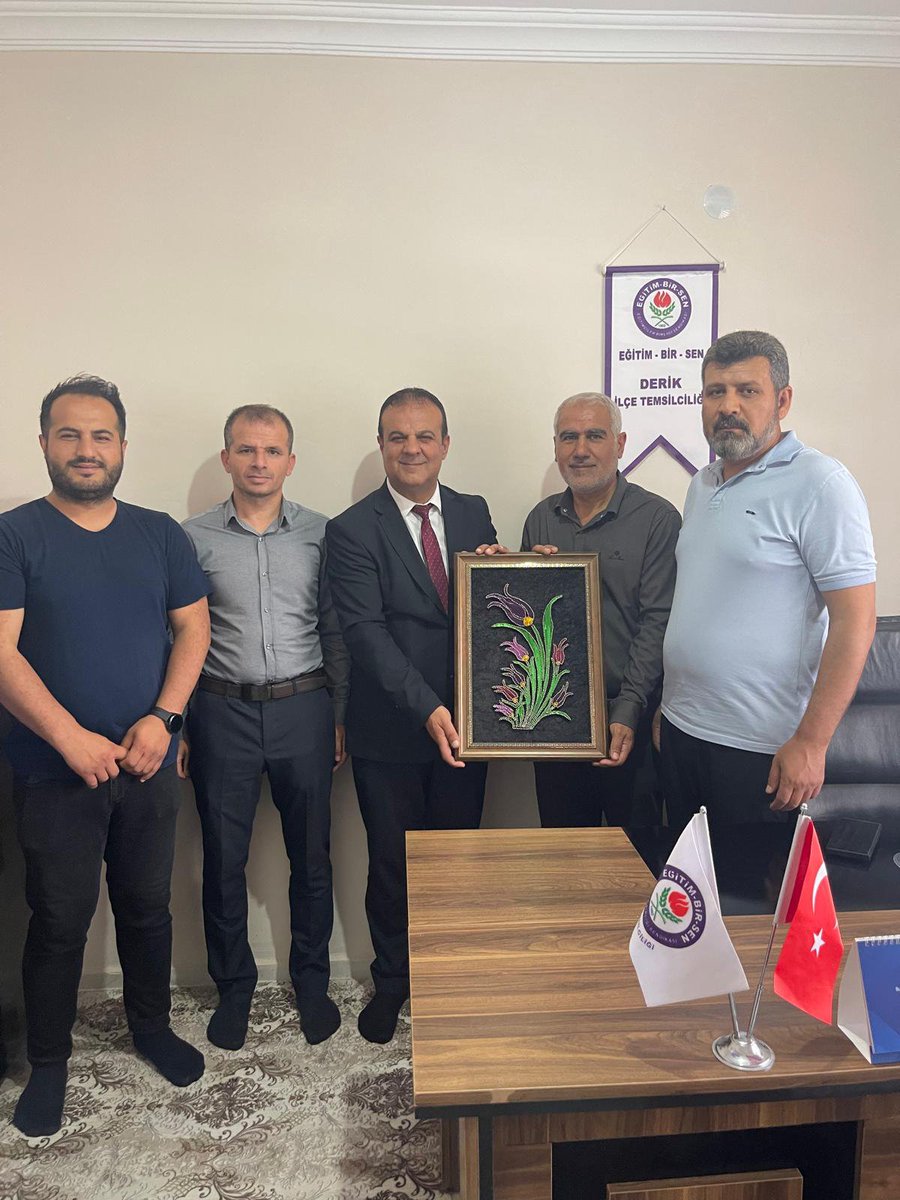 DerikEbs's tweet photo. İlçe Milli Eğitim Müdürümüz Sn. Cengiz KILIÇ  temsilciliğimizde başkanımız Sn Sedat TEMEL ve yönetim kurulu üyelerimizle biraraya gelip  ilçemiz Eğitim-Öğretimi ile ilgili istişarelerde bulundular.Nazik ziyaretleri için Sn.Müdürümüze  teşekkür ederiz..
@ebsmardin https://t.co/8jR6mSQVxX