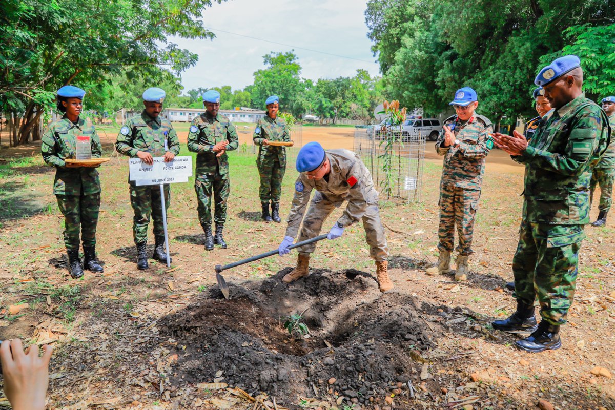 RwandaMoD's tweet photo. The newly appointed Force Commander of the United Nations Mission in South Sudan (UNMISS), Major General Junhui Wu, today visited the Rwandan contingent (Rwanbatt-1) at the UN Tomping Base Camp in Juba, South Sudan.https://t.co/NDys3B2S3E
=======================
Umugaba Mukuru mushya w’Ingabo z’Umuryango w’Abibumbye muri Sudani y’Epfo (UNMISS), Maj. Gen. Junhui Wu, kuri uyu munsi yasuye ingabo z’u Rwanda (Rwanbatt-1) zikorera mu Kigo cya UN Tomping kiri i Juba muri Sudani y’Epfo.https://t.co/e59y7BB2Px