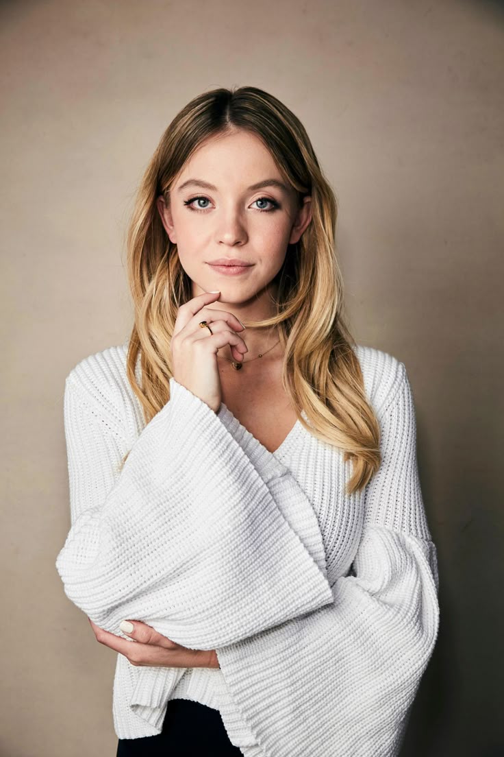 sweeneyposts's tweet photo. sydney sweeney's natural beauty https://t.co/9auXkdTFVB