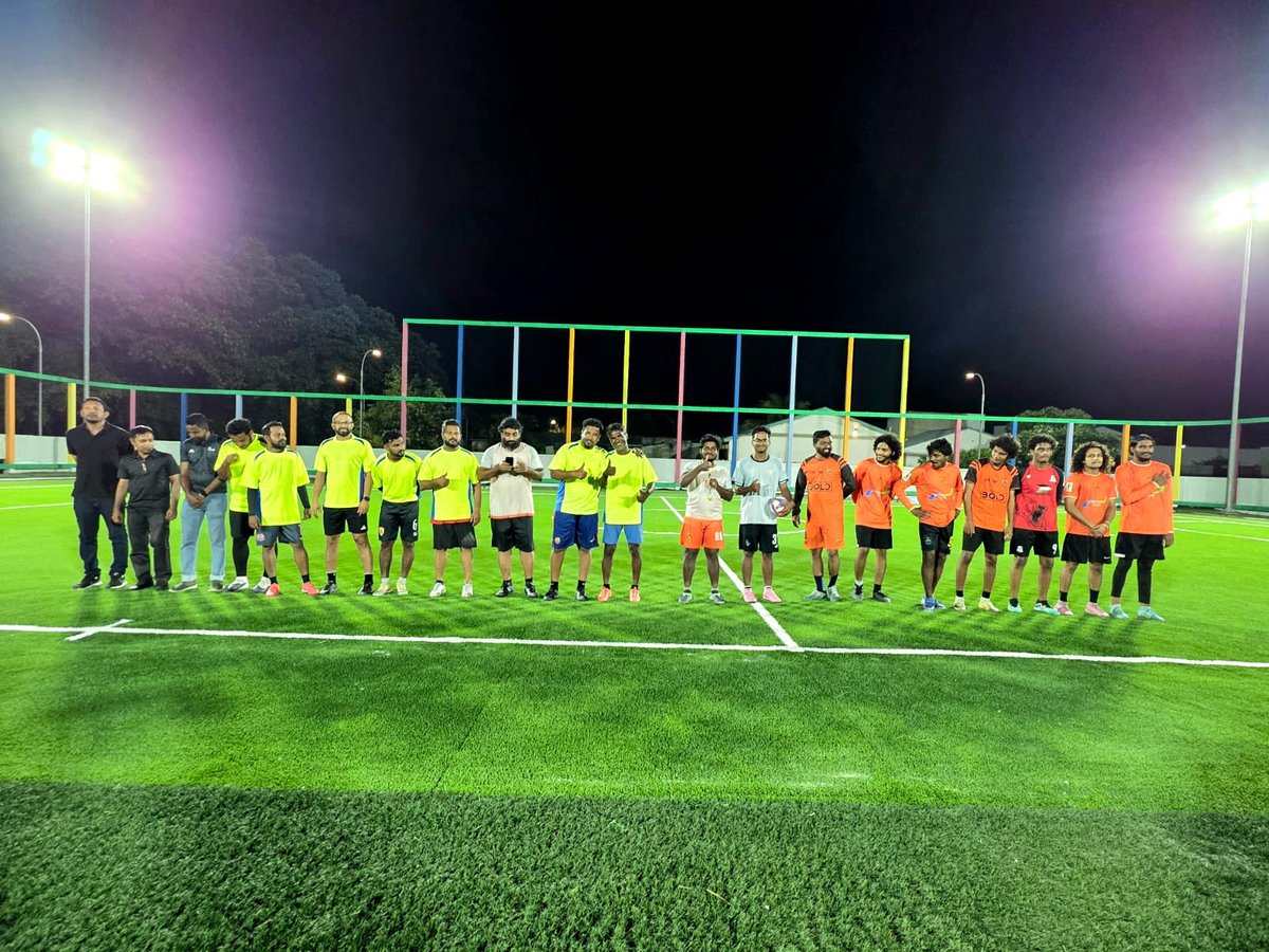 Zarra_zeday_zaa's tweet photo. 📍 އައްޑޫސިޓީ ހިތަދޫ

ފުޓްސަލް ދެ ދަނޑުގެ މަސައްކަތް ނިންމައި ހުޅުވުމުގެ ގޮތުން ކުޅެވޭ އެކުވެރިކަމުގެ ފުޓްސަލް މެޗް ވަޒީރު ރާފިޢު ޝަރަފުވެރިކޮށް ދެއްވައިފި

@AbdhullahRafiu 
@MoYSF_mv https://t.co/EQVVhWVb5d