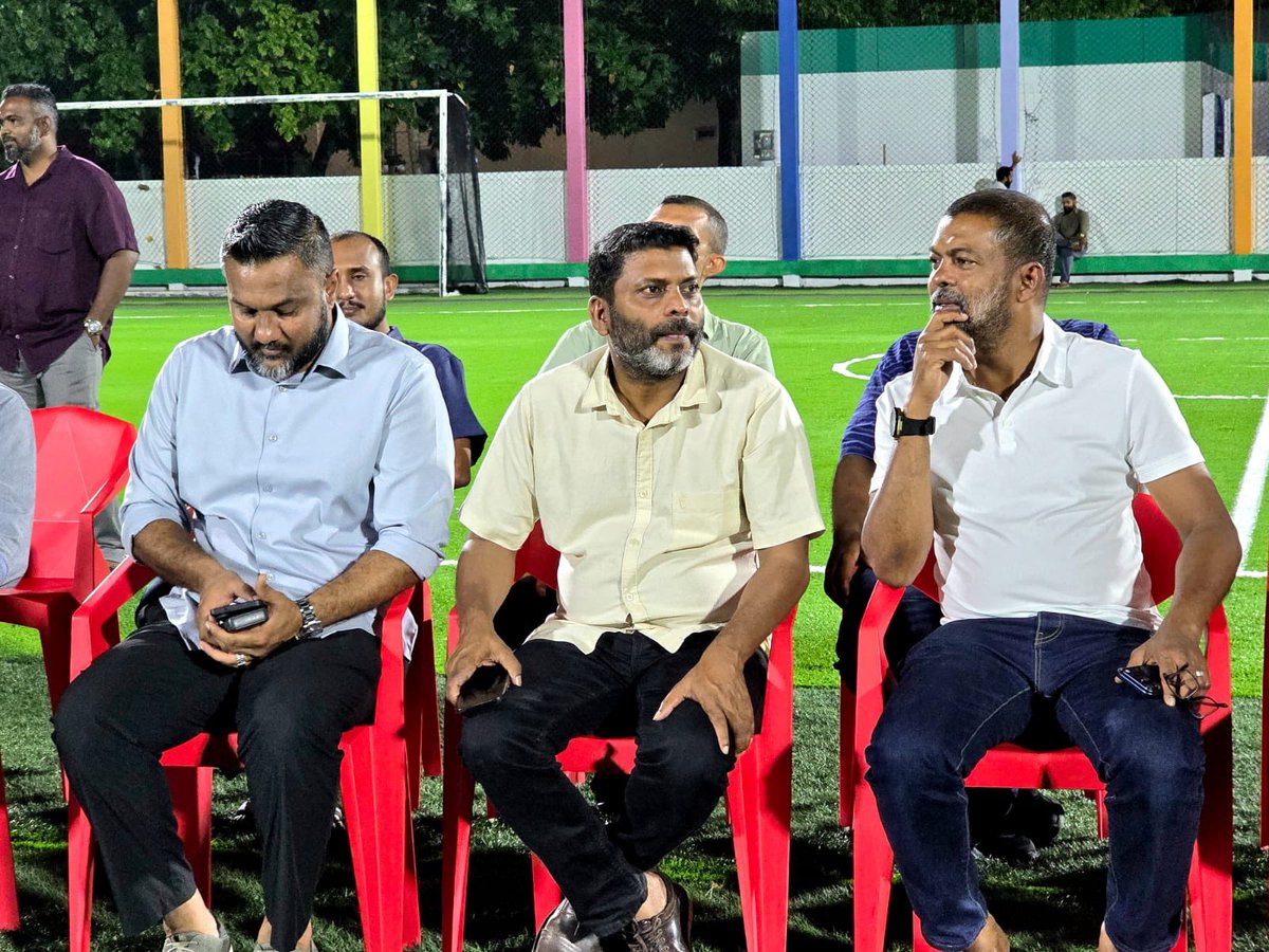 Zarra_zeday_zaa's tweet photo. 📍 އައްޑޫސިޓީ ހިތަދޫ

ފުޓްސަލް ދެ ދަނޑުގެ މަސައްކަތް ނިންމައި ހުޅުވުމުގެ ގޮތުން ކުޅެވޭ އެކުވެރިކަމުގެ ފުޓްސަލް މެޗް ވަޒީރު ރާފިޢު ޝަރަފުވެރިކޮށް ދެއްވައިފި

@AbdhullahRafiu 
@MoYSF_mv https://t.co/EQVVhWVb5d