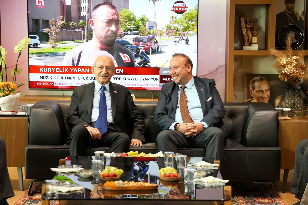 hidirdincer06's tweet photo. Özkan Yalım üzerinden CHP'ye saldıranların, bu resmi paylaştığını gördünüz mü?
Soruyorum; "Seçimlerden 4 ay sonra Kemal Kılıçdaroğlu, Özkan Yalım'ı neden ziyaret etti? Bu olaylarını pazarlığını ve organizasyonunu yapmak için mi gitti?"