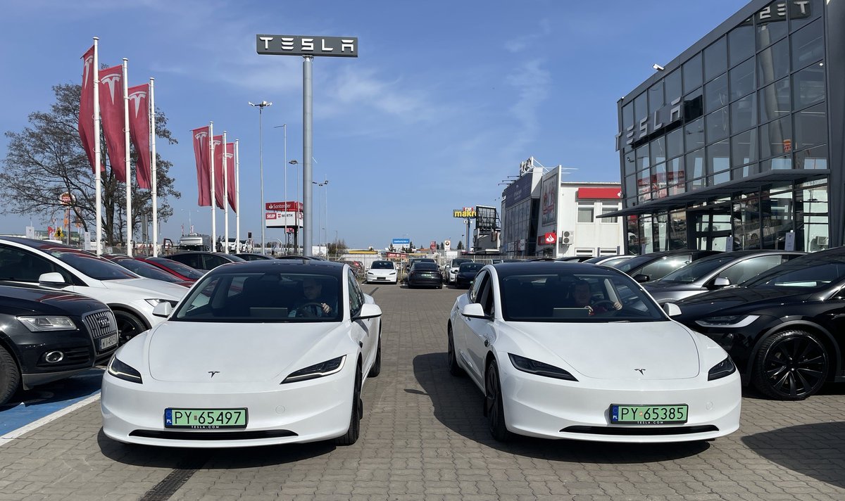 OkiemEnergetyka's tweet photo. Czas szybko płynie, dwa lata eksploatacji dwóch Tesli Model 3 w ICS za nami.
Realne koszty, nie teoria.

W naszej firmie wykorzystujemy dwa samochody Tesla Model 3 jako normalne auta służbowe dla kierowników projektów realizujących projekty w całej Polsce, głównie w Polsce zachodniej.
To nie są auta „do miasta”, „na pokaz” ani „do ekologicznego PR-u”. To są samochody, które realnie pracują.

📌 Kilka liczb po 2-letniej eksploatacji:
👉 przebieg każdego auta: ok. 73 tys. km, czyli ok. 36,5 tys. km rocznie,
👉 średnia degradacja baterii po ok. 73 tys. km: 4,85% (4,8% i 4,9%),
👉 liczba wykonanych pełnych cykli ładowania: ok. 200 cykli, przy deklarowanej trwałości baterii ok. 1500 cykli,
👉 przy takim profilu użytkowania oznacza to potencjalny przebieg rzędu 550 tys. km do poziomu ok. 30% degradacji baterii,
👉 średnia prędkość eksploatacyjna: około 85 km/h, co świadczy o intensywnym użytkowaniu samochodów na terenie całej Polski, w tym o dużym udziale przejazdów drogami szybkiego ruchu i autostradami,
👉 koszty eksploatacyjne poza kosztami energii były minimalne i wyniosły ok. 500–600 zł na samochód w ciągu dwóch lat użytkowania, obejmując głównie materiały eksploatacyjne, takie jak filtry kabinowe i wycieraczki,
👉 odnotowano jedynie drobne usterki eksploatacyjne, w tym problem z silniczkiem lusterka pasażera oraz siłownikiem bagażnika; naprawy zostały wykonane w ramach gwarancji

📊 Szczegółowe dane kosztowe dla wybranego samochodu:
👉 przebieg: 73 196 km
👉 zużycie energii brutto: 21,18 kWh/100 km (uwzględniające całkowitą energię pobraną z ładowarek, w tym straty podczas ładowania oraz energię zużywaną na ogrzewanie samochodu podczas postoju)
👉 zużycie energii podczas jazdy: 17,48 kWh/100 km
👉 całkowity koszt przejazdu: ok. 21,71 zł/100 km

I teraz najważniejsze.
Osoby, które tymi samochodami jeżdżą, nie chcą nawet słyszeć o powrocie do samochodów spalinowych.

Dlaczego?
👉Bo komfort jazdy, dynamika, cisza, płynność pracy napędu i ogólne odczucia z użytkowania samochodu elektrycznego są po prostu nieporównywalnie lepsze niż w przypadku samochodów spalinowych.
👉Bo dobrze dobrany samochód elektryczny już dziś jest w pełni funkcjonalny dla osób, które zawodowo poruszają się po całej Polsce. Przy obecnej sieci szybkich ładowarek, rozsądnym planowaniu tras, ładowaniu w domu, a w przyszłości także na ładowarkach firmowych, taki samochód jest po prostu normalnym i bezproblemowym narzędziem pracy.

Co więcej, przy rzeczywistym całkowitym koszcie przejazdu na poziomie 22,4 zł/100 km (obejmującym koszty energii oraz pozostałe koszty serwisowe, z wyłączeniem opon i ubezpieczenia), ekonomia zaczyna być bardzo konkretna. W ciągu tych dwóch lat pozostałe koszty eksploatacyjne ograniczyły się praktycznie do drobnych wydatków serwisowych. W praktyce oznacza to, że poza kosztami energii samochód wymagał bardzo niewielkich nakładów na bieżące utrzymanie. Dla firm pokonujących duże przebiegi ma to realne znaczenie, ponieważ ogranicza zarówno koszty serwisu, jak i czas wyłączenia pojazdu z użytkowania.
Oczywiście trzeba brać pod uwagę utratę wartości samochodu. Ale nawet jeśli po 5 latach i około 180 tys. km przebiegu wartość rezydualna auta będzie relatywnie niska, to niskie koszty eksploatacji skompensują ten efekt.
W naszym przypadku pierwsze Tesle zostały zakupione przez spółkę, natomiast kolejne samochody elektryczne zostały już wzięte w formule leasingu/najmu, co w praktyce eliminuje ryzyko związane z wartością rezydualną pojazdu po okresie użytkowania.
Jest jeszcze jeden ważny aspekt: środowisko i niezależność energetyczna.

Jeżdżąc samochodami elektrycznymi, nie emitujemy spalin tam, gdzie żyją i pracują inni ludzie. Nie dokładamy się do lokalnego smogu, hałasu i zanieczyszczeń powietrza w miastach, na osiedlach i w miejscach pracy.
Dodatkowo dokładamy swoją małą cegiełkę do rozwoju technologii, która będzie coraz tańsza, lepsza i bardziej dostępna. Każda firma, która realnie wdraża elektromobilność, pomaga budować rynek, infrastrukturę, kompetencje i skalę.

I wreszcie - coraz mniej interesują nas ceny oraz dostępność paliw kopalnych. Nie martwimy się skokami cen benzyny i diesla, polityką państw wydobywających ropę, kryzysami na rynku paliw ani wieloma kosztami typowymi dla samochodów spalinowych.
Dla nas to już przeszłość.

Podsumowując, dla mnie wniosek jest prosty:
⚡ Elektromobilność w firmie nie jest już ideologią. Jest decyzją biznesową.
Pod warunkiem, że samochód jest dobrze dobrany do profilu użytkowania, tak jak ma to miejsce również w przypadku samochodów z tradycyjnym napędem.

W przypadku kierowników projektów, projektantów, inżynierów i osób regularnie jeżdżących po Polsce samochody elektryczne już dziś mogą być w pełni funkcjonalne i ekonomicznie uzasadnione, pod warunkiem, że są dobrze dobrane do rzeczywistych potrzeb użytkownika.

Ten wpis dedykuję wszystkim osobom, które od lat rzetelnie promują elektromobilność i uczciwie pokazują, że samochody elektryczne nie są rozwiązaniem idealnym dla każdego scenariusza, ale w dobrze dobranych zastosowaniach już dziś są w pełni funkcjonalne, ekonomicznie uzasadnione i po prostu lepsze w codziennym użytkowaniu.
W szczególności: @bderski, @WerderJacek, @jakubwiech, @DanielGrzybEV.

#Elektromobilność #Tesla #SamochodyElektryczne #ICS #Energetyka #OZE #Dekarbonizacja #PolskaGospodarka #KosztyTransportu #TransformacjaEnergetyczna