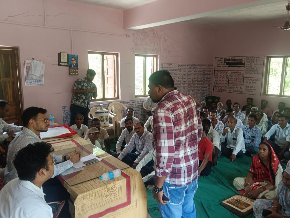 CollectorGodhra's tweet photo. જાંબુઘોડા તાલુકા પ્રવાસ દરમ્યાન ઝરવા ગામના તલાટી સામાન્ય દફતર તપાસણી કરી દુરસ્તી રજીસ્ટર,દુરસ્તી મુજબ નકશા સુધારવા,વસૂલાત પૂર્ણ કરવા તથા આંગણવાડી ખાતે નોંધાયેલ બાળકો તથા ગ્રામજનોના પ્રશ્નોના નિરાકરણ લાવવા સબંધિત અધિકારીશ્રીઓ ને જરૂરી સૂચનાઓ આપી.@CMOGuj @JayantiRavi @rmanjhu https://t.co/ACHUApzPzJ