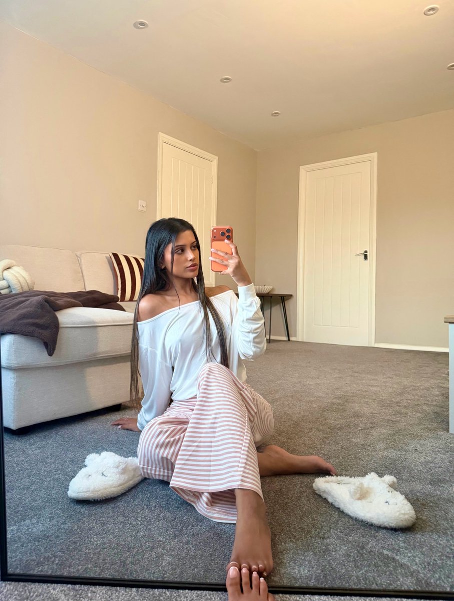 RinaDevotion's tweet photo. Princessing around the house 🎀 https://t.co/N2TWzf3Uzo