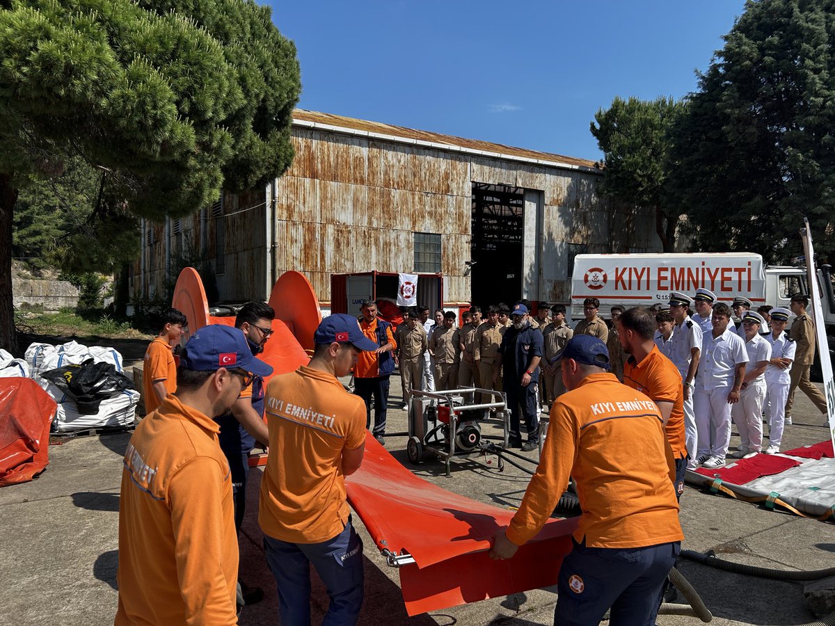 CanakkaleCSB's tweet photo. Kıyı Emniyeti Genel Müdürlüğü Akbaş Bot İstasyonu'nu ziyaret etti.
Program kapsamında İl Müdürlüğümüz ile Kıyı Emniyeti yetkilileri tarafından denizlerin korunması, deniz kirliliğinin önlenmesi, çevresel sürdürülebilirlik ve deniz güvenliği konularında bilgilendirici sunumlar +++ https://t.co/h75IZR6ucr