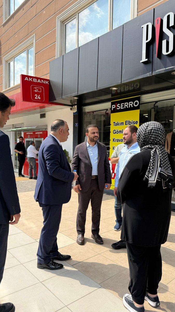 AkHaliliyeKadin's tweet photo. 📍 Emniyet Caddesi

AK Parti MKYK Üyemiz Mehmet Ali Kurt, İlçe Başkanımız Mustafa Bağmancı, Kadın kolları Başkanımız Fatma Ocak,İlçe Başkan Yardımcımız Halit Mol, Gençlik Kolları Başkanımız Mehmet Doğan Salar ve Yönetim Kurulu Üyemiz Ahmet Çadırcı ile birlikte Emniyet Caddesi’nde esnaflarımızı ziyaret ettiler.

Hemşehrilerimizin sohbetlerine ortak olup, hâllerini hatırlarını sordular. Cumhurbaşkanımız Recep Tayyip Erdoğan’ın selamlarını ilettiler.

#AKPartiHaliliye #AKKadınHaliliye #EmniyetCaddesi #EsnafZiyareti #GönülGönüle #TürkiyeYüzyılı 

@RTErdogan @abuyukgumus @tugbaisikercan @tulaykaynarca @bybekirbozdag @Akparti @AKKADINGM @milhamigunbegi @Malikurt14 @ZehraAy063 @mbagmanci63 @fatmaocak0663 @MDOGANSALAR_TR @HALiTMOL @ahmetcadircii @akkadinsanlurfa @AkHaliliiye @akgenchaliliyee